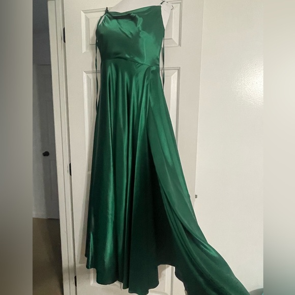 STUNNING SATIN 💚 LONG DRESS | F & P Paris | Evening Gown | Condition: Like New - Picture 4 of 8